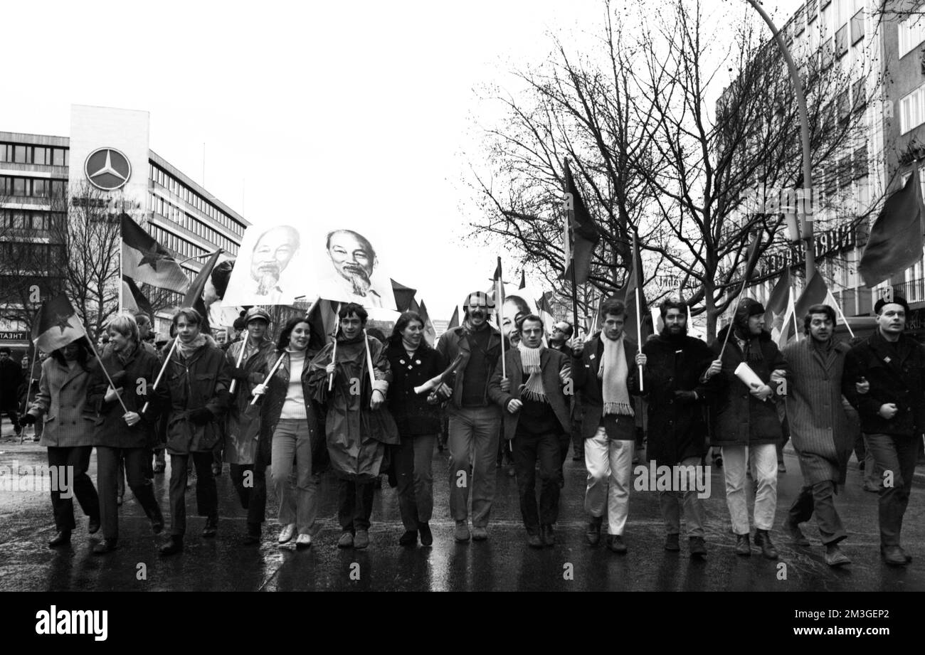 Der 1968. Internationale Vietnamkongress und die anschließende Demonstration durch Studenten der Technischen Universität Berlin und 44 weiterer Länder Stockfoto Der 1968. Internationale Vietnamkongress und die anschließende Demonstration durch Studenten der Technischen Universität Berlin und 44 weiterer Länder Stockfoto