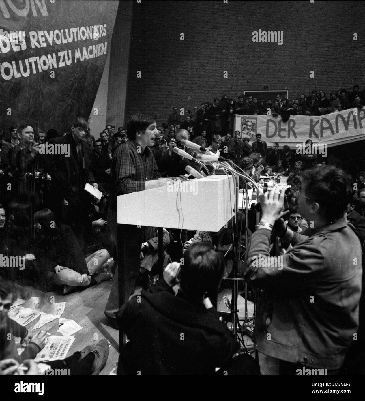 Der 1968. Internationale Vietnamkongress und die anschließende Demonstration durch Studenten der Technischen Universität Berlin und 44 weiterer Länder Stockfoto Der 1968. Internationale Vietnamkongress und die anschließende Demonstration durch Studenten der Technischen Universität Berlin und 44 weiterer Länder Stockfoto