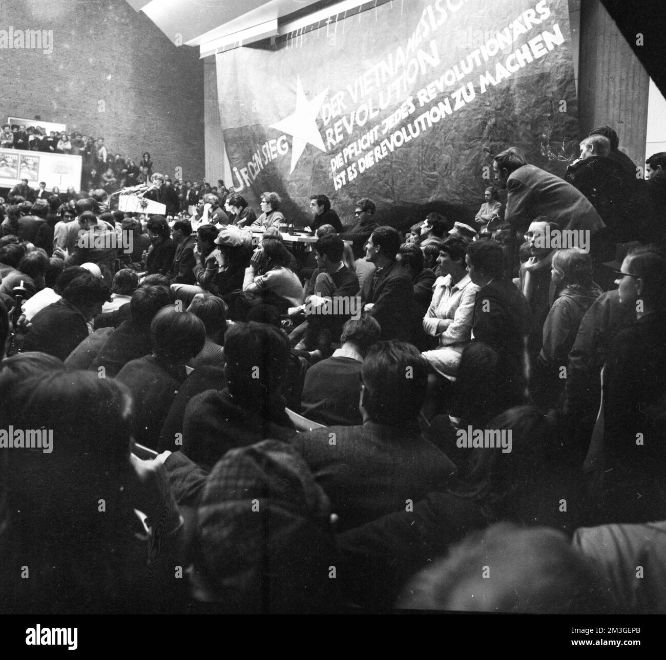 Der 1968. Internationale Vietnamkongress und die anschließende Demonstration durch Studenten der Technischen Universität Berlin und 44 weiterer Länder Stockfoto Der 1968. Internationale Vietnamkongress und die anschließende Demonstration durch Studenten der Technischen Universität Berlin und 44 weiterer Länder Stockfoto