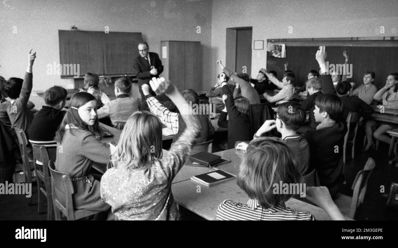 Schüler und Lehrer einer weiterführenden Schule in Bochum im Jahre 1965 Stockfoto