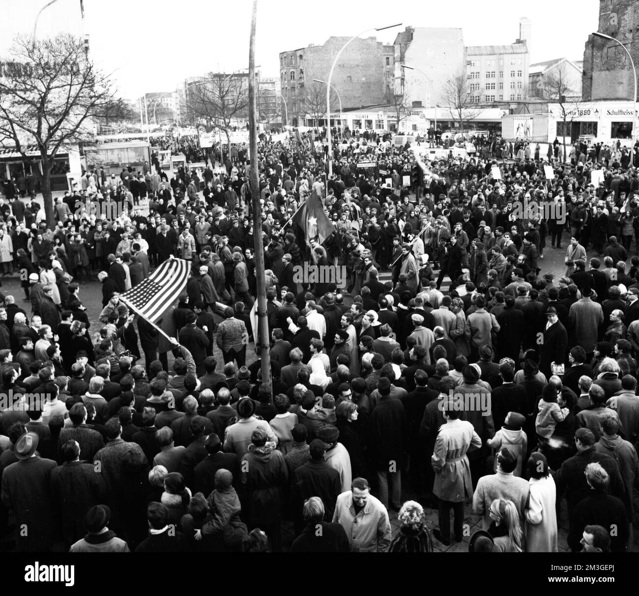 Der 1968. Internationale Vietnamkongress und die anschließende Demonstration durch Studenten der Technischen Universität Berlin und 44 weiterer Länder Stockfoto Der 1968. Internationale Vietnamkongress und die anschließende Demonstration durch Studenten der Technischen Universität Berlin und 44 weiterer Länder Stockfoto