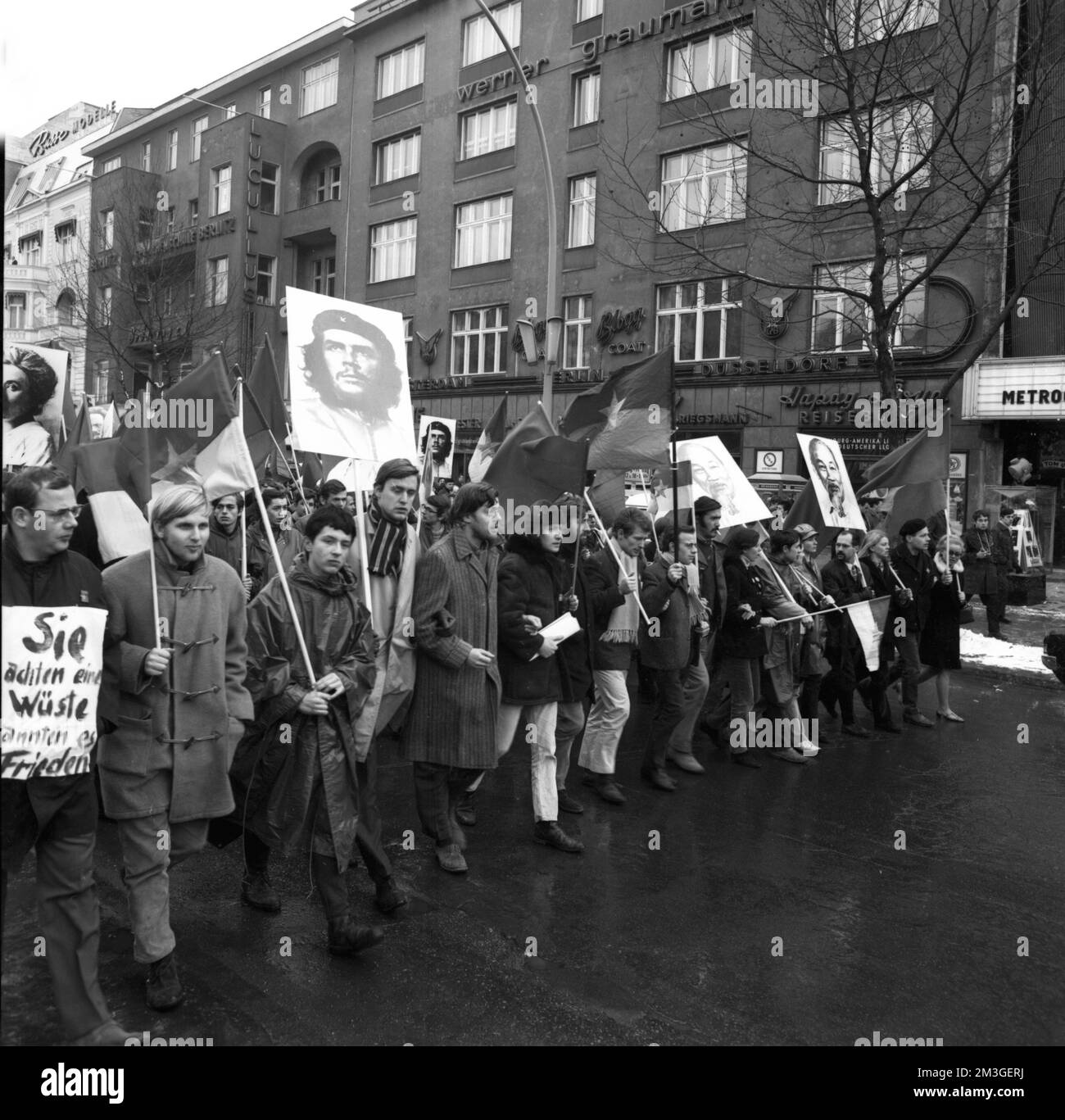 Der 1968. Internationale Vietnamkongress und die anschließende Demonstration durch Studenten der Technischen Universität Berlin und 44 weiterer Länder Stockfoto Der 1968. Internationale Vietnamkongress und die anschließende Demonstration durch Studenten der Technischen Universität Berlin und 44 weiterer Länder Stockfoto