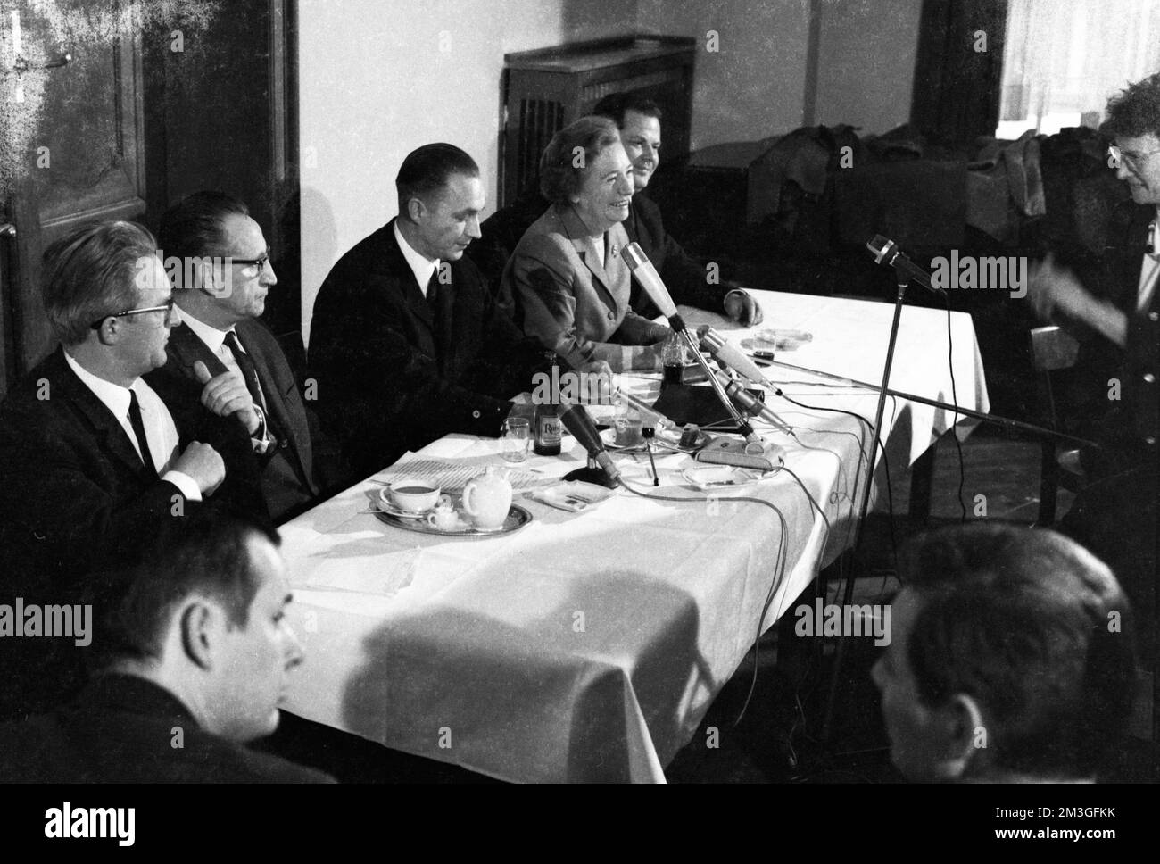 Die erste Pressekonferenz des KPD-Kadres reiste aus der DDR, um eine neue kommunistische Partei zu gründen, die etwas später als die bekannt wurde Stockfoto