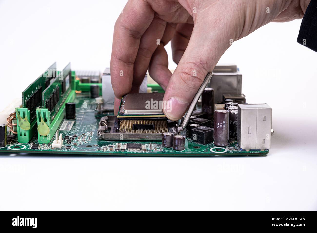 Ingenieur Mechaniker Hände halten in schwarz Handschuhe, Prozessor, CPU in den Sockel des computer Motherboard zu stecken. Das Konzept der Technologie Stockfoto