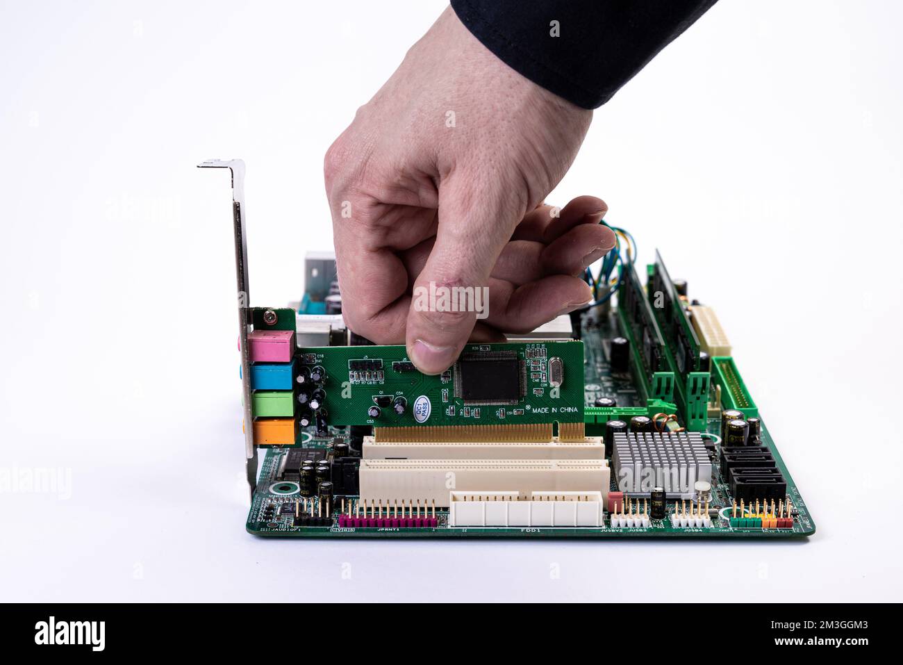 Ingenieur Mechaniker Hände halten in schwarz Handschuhe, Prozessor, CPU in den Sockel des computer Motherboard zu stecken. Das Konzept der Technologie Stockfoto