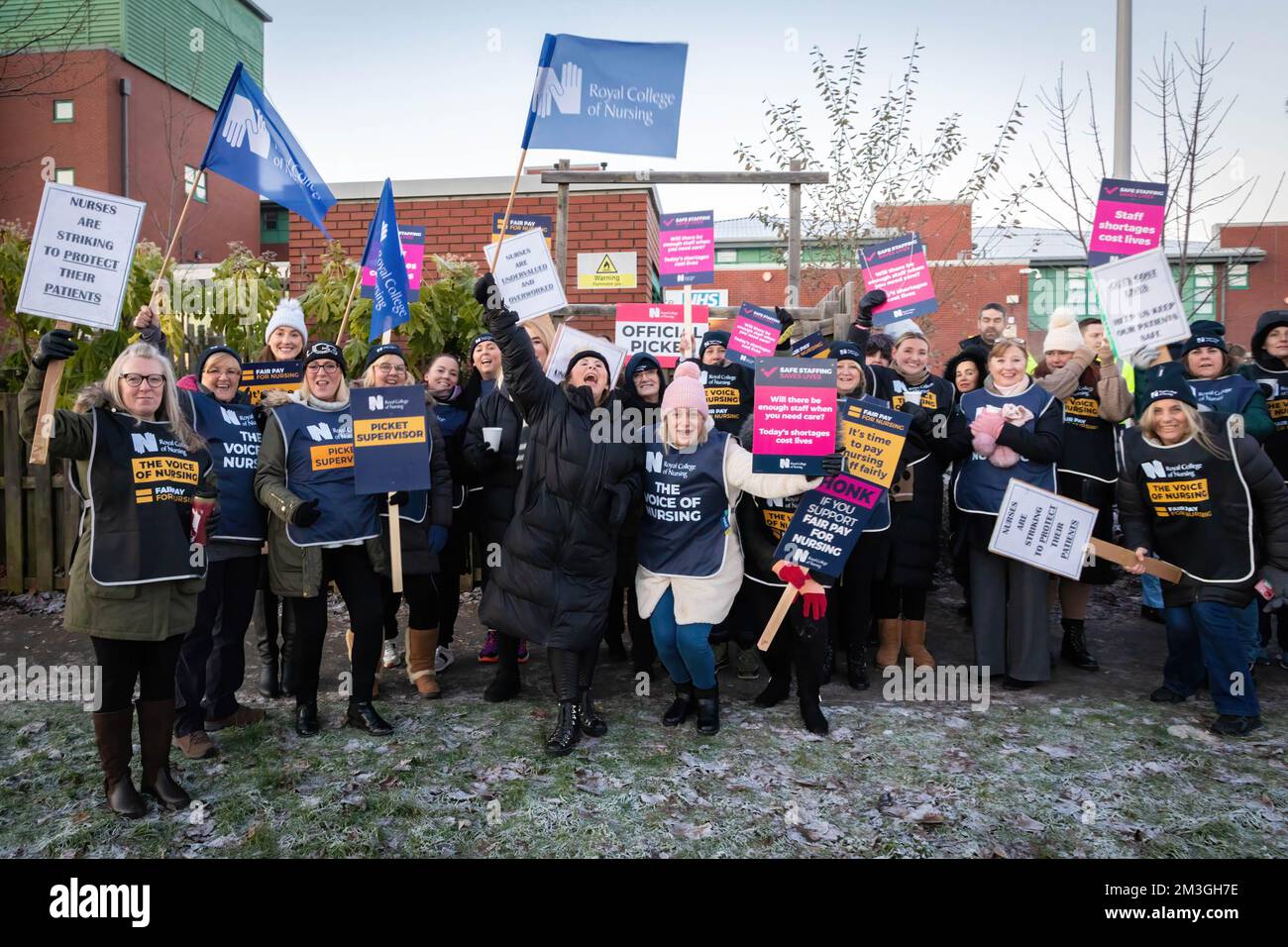 Liverpool, Großbritannien. 15.. Dezember 2022. Krankenschwestern versammeln sich an der Streikpostenlinie vor dem Aintree Hospital für einen der größten NHS-Strikes der Geschichte. Mitglieder des Royal College of Nursing protestieren gegen jahrelange Reallohnkürzungen und wollen eine Gehaltserhöhung von 5 Prozent über der Inflation. (Foto: Andy Barton/SOPA Images/Sipa USA) Guthaben: SIPA USA/Alamy Live News Stockfoto