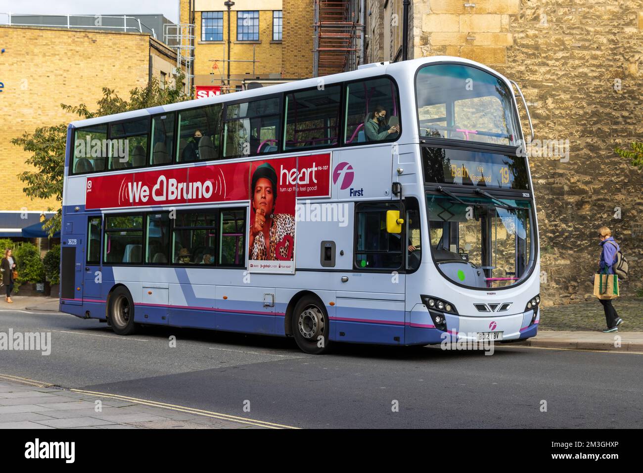 Bath, Vereinigtes Königreich, 11. Oktober 2020: A 2012 Volvo B Series B9TL, Doppeldecker von der First Bus Company, Reg.-Nr.: BD12 TBV, Fahrt durch das Stadtzentrum von Bath Stockfoto