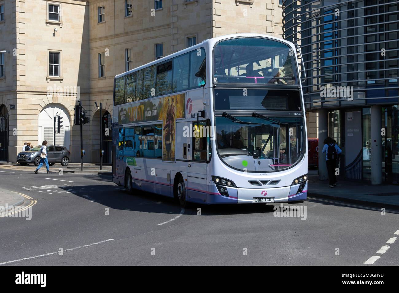 Bath, Großbritannien, 11. Oktober 2020: A 2012 Volvo B Series B9TL, Double Decker von der First Bus Company, Reg.-Nr.: BD12 TCU, Fahrt durch Bath City Centre Stockfoto