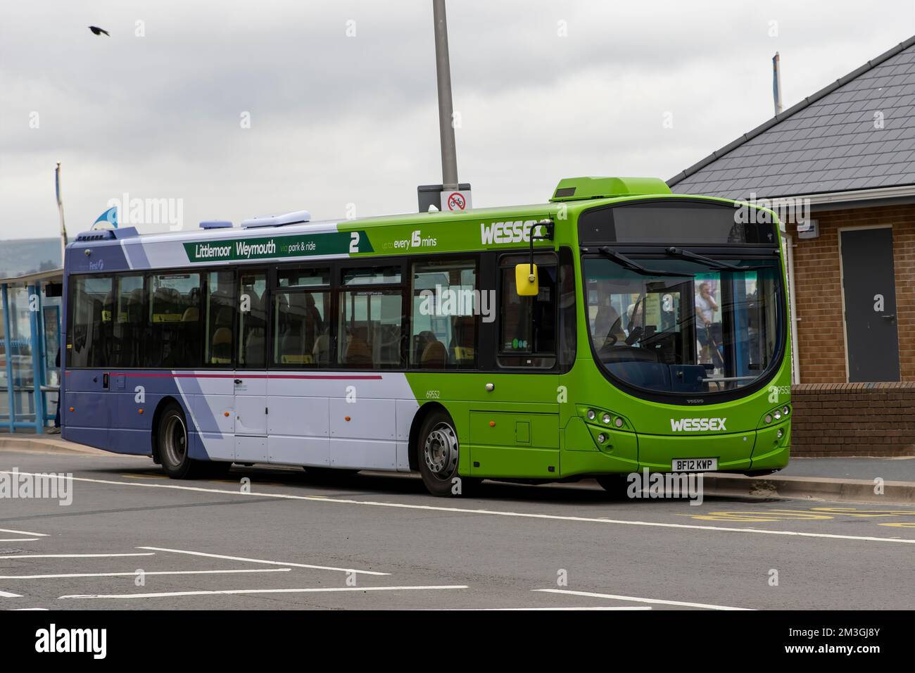 Ein 2012 Volvo B Serie B7RLE, Single Decker von der First Wessex Bus Company, Reg.-Nr.: BF12 KWP, geparkt am Ufer von Weymouth UK am 22.-09.-2020. Stockfoto