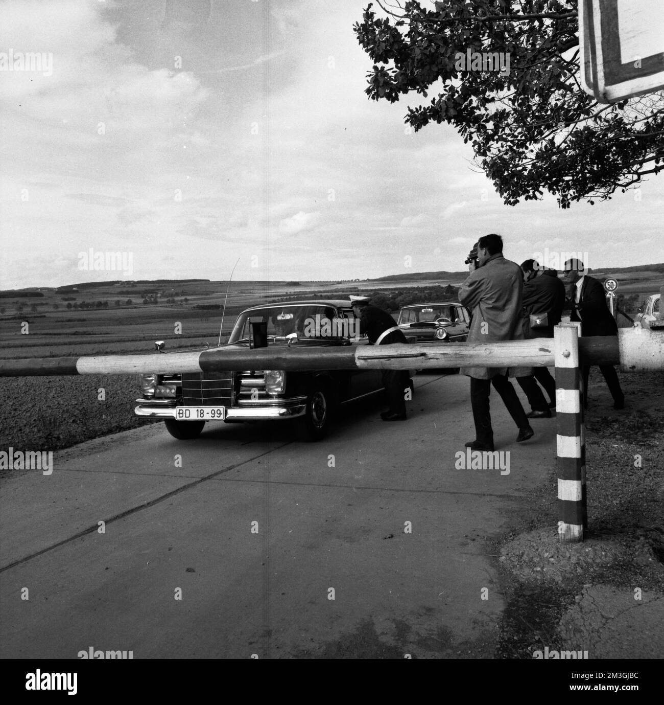 Regierungsvertreter mit ihren Fahrzeugen im Jahr 1966 während einer Polizeikontrolle im bisher geheimen Atombunker der Bundesregierung in der Stockfoto