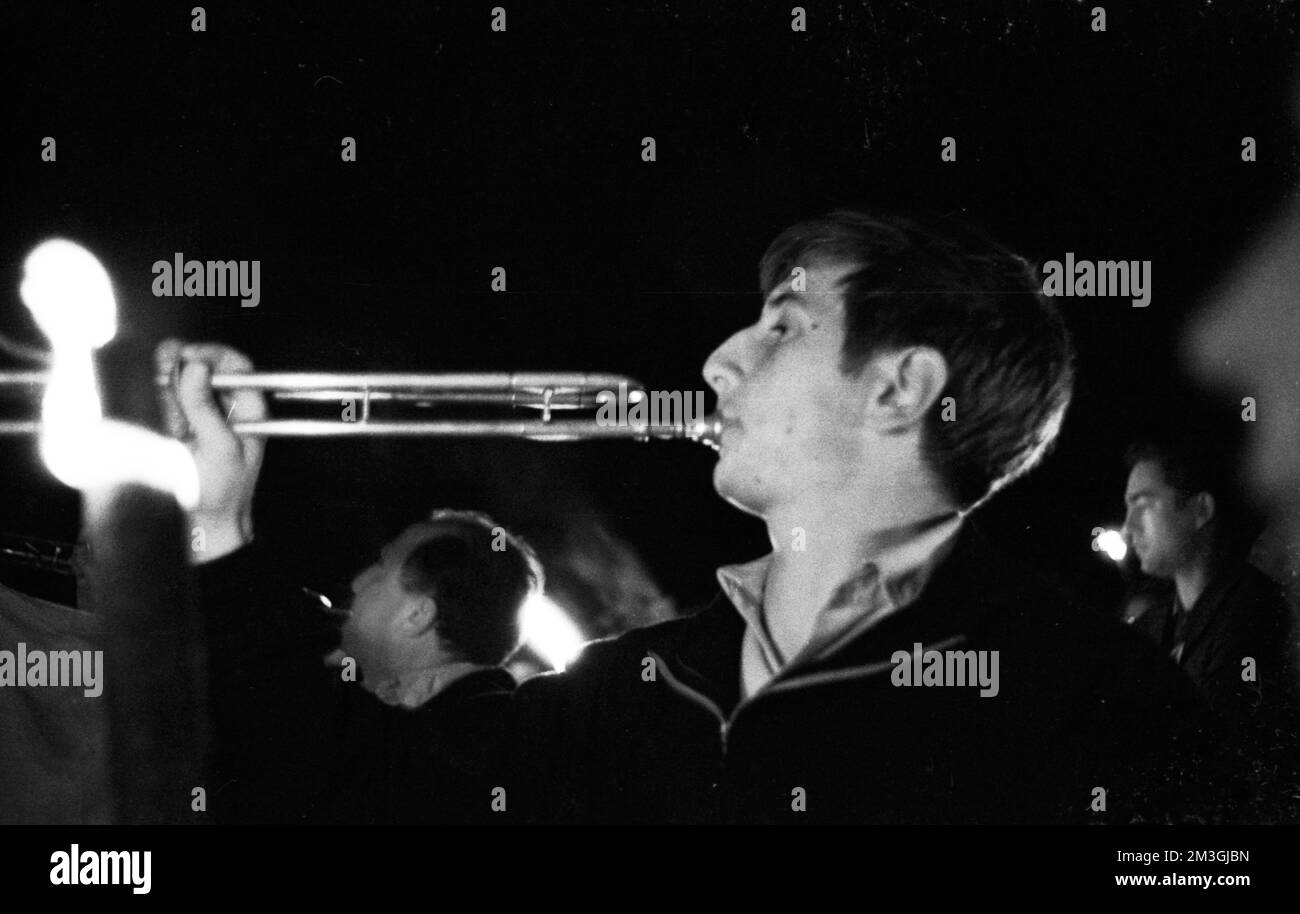 Im Stil und Geist der Hitlerjugend (HJ) und der sogenannten Heimattreue Jugend trafen sich alte und Neonazis im Teutoburger Wald, begleitet von Stockfoto