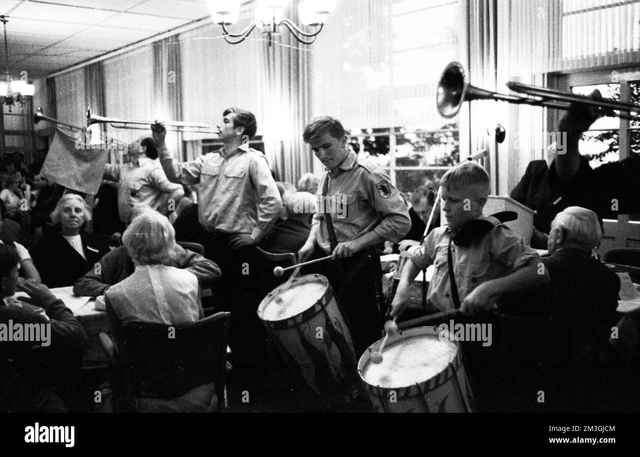 Im Stil und Geist der Hitlerjugend (HJ) und der sogenannten Heimattreue Jugend trafen sich alte und Neonazis im Teutoburger Wald, begleitet von Stockfoto