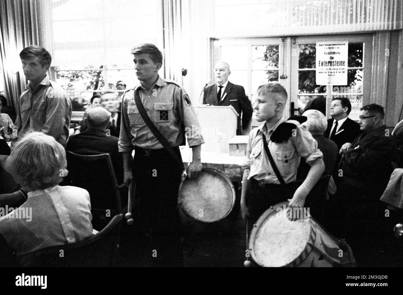 Im Stil und Geist der Hitlerjugend (HJ) und der sogenannten Heimattreue Jugend trafen sich alte und Neonazis im Teutoburger Wald, begleitet von Stockfoto