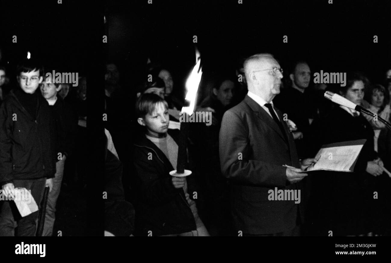 Im Stil und Geist der Hitlerjugend (HJ) und der sogenannten Heimattreue Jugend trafen sich alte und Neonazis im Teutoburger Wald, begleitet von Stockfoto