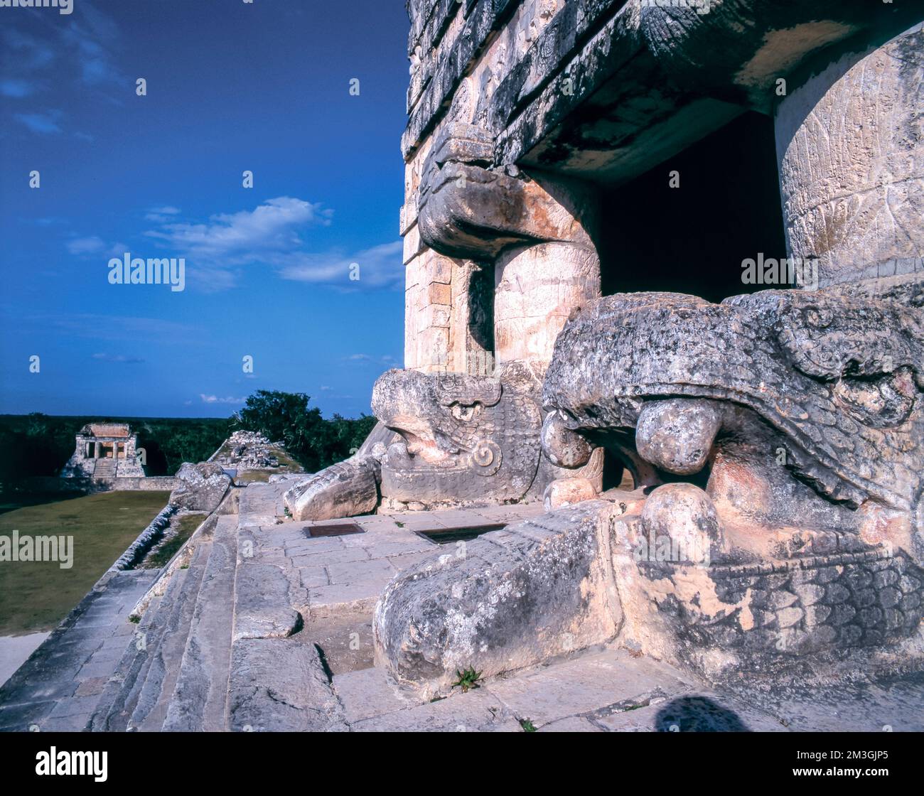 Chichén Itzá, Tempel von jaguar und der große Ballplatz, Yucatán, Mexiko. Stockfoto