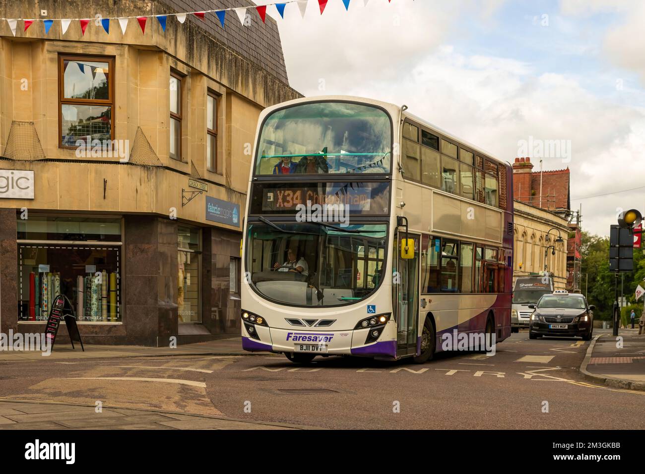 Ein 2011 Volvo B Series B9TL, Doppeldecker von der Faresaver Bus Company, Reg.-Nr.: BJ11 DVT, fährt durch die Straßen von Trowbridge UK 28-06-2022. Stockfoto