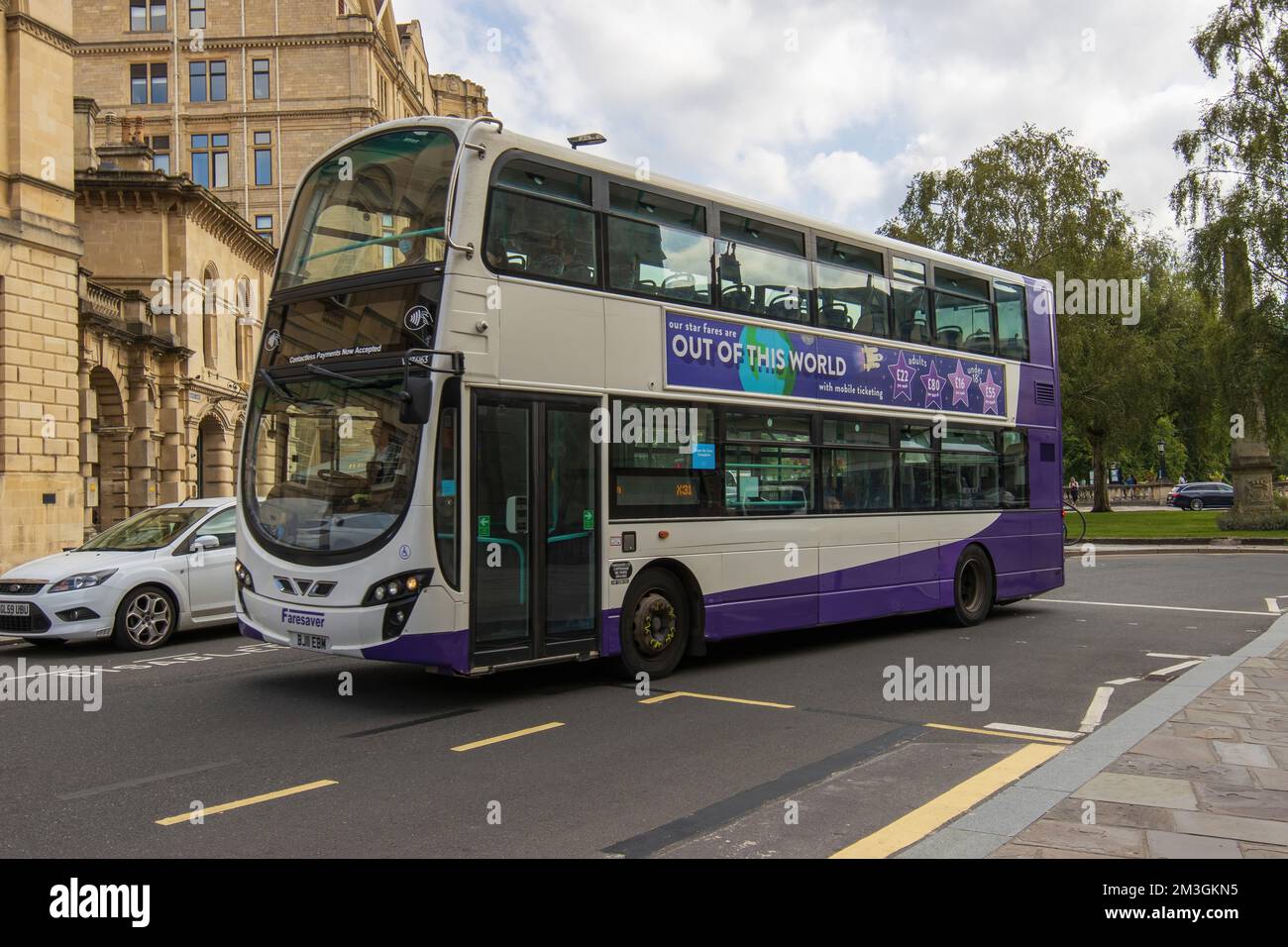 Bath, Vereinigtes Königreich, 24. August 2021: A 2011 Volvo B Series B9TL, Double Decker von der Faresaver Bus Company, Reg.-Nr.: BJ11 EBM bei der Fahrt durch das Stadtzentrum von Bath Stockfoto