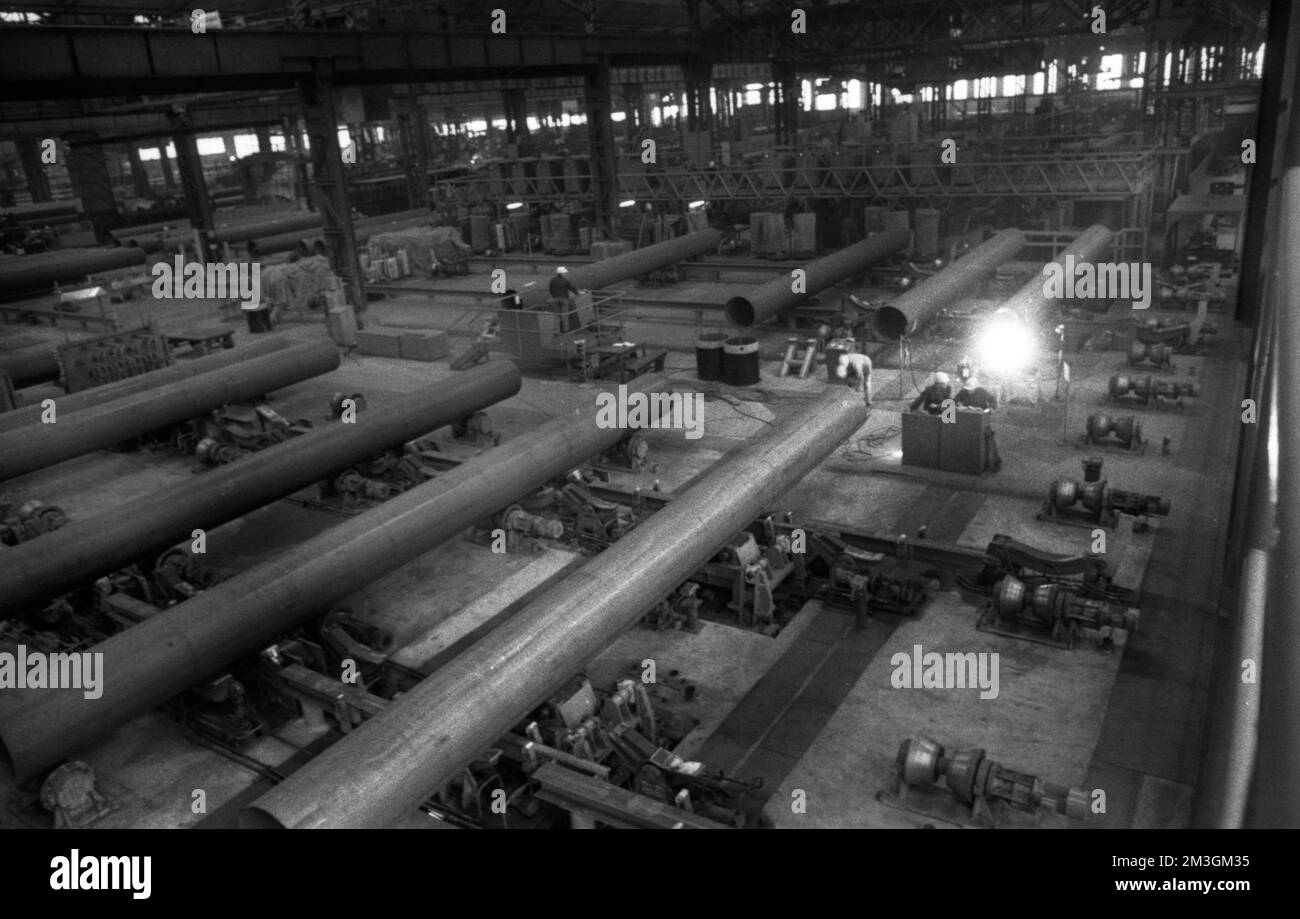 Die Thyssen-Rohrfabrik hier in Duisburg im Jahr 1968 produzierte große Rohre für den internationalen Markt Deutschland Stockfoto