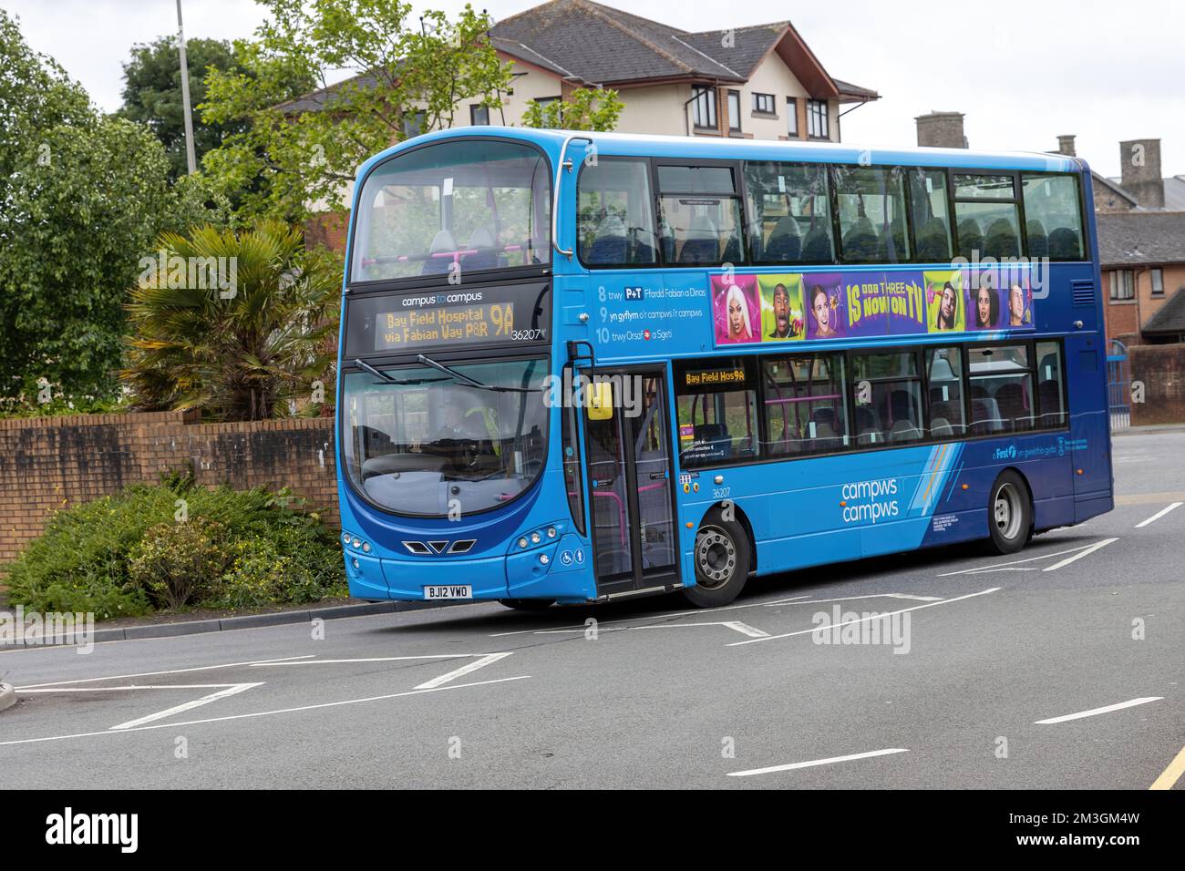 A 2012 Volvo B Serie B9TL, Doppeldecker von der First Cymru Bus Company, Reg.-Nr.: BJ12 VWO, Flottennr.: 36207 Ankunft am Busbahnhof Swansea UK Stockfoto