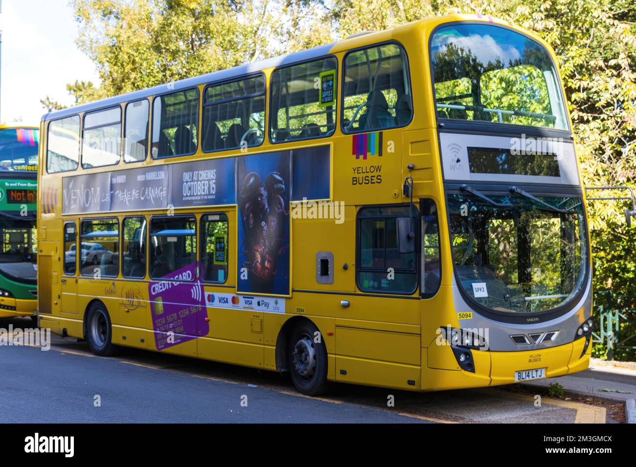 A 2014 Volvo B Serie B9TL, Doppeldecker von der Yellow Busses Company, Reg.-Nr.: BL14 LTJ, parkt vor dem Busbahnhof in Bournemouth UK 29-09-2021 Stockfoto