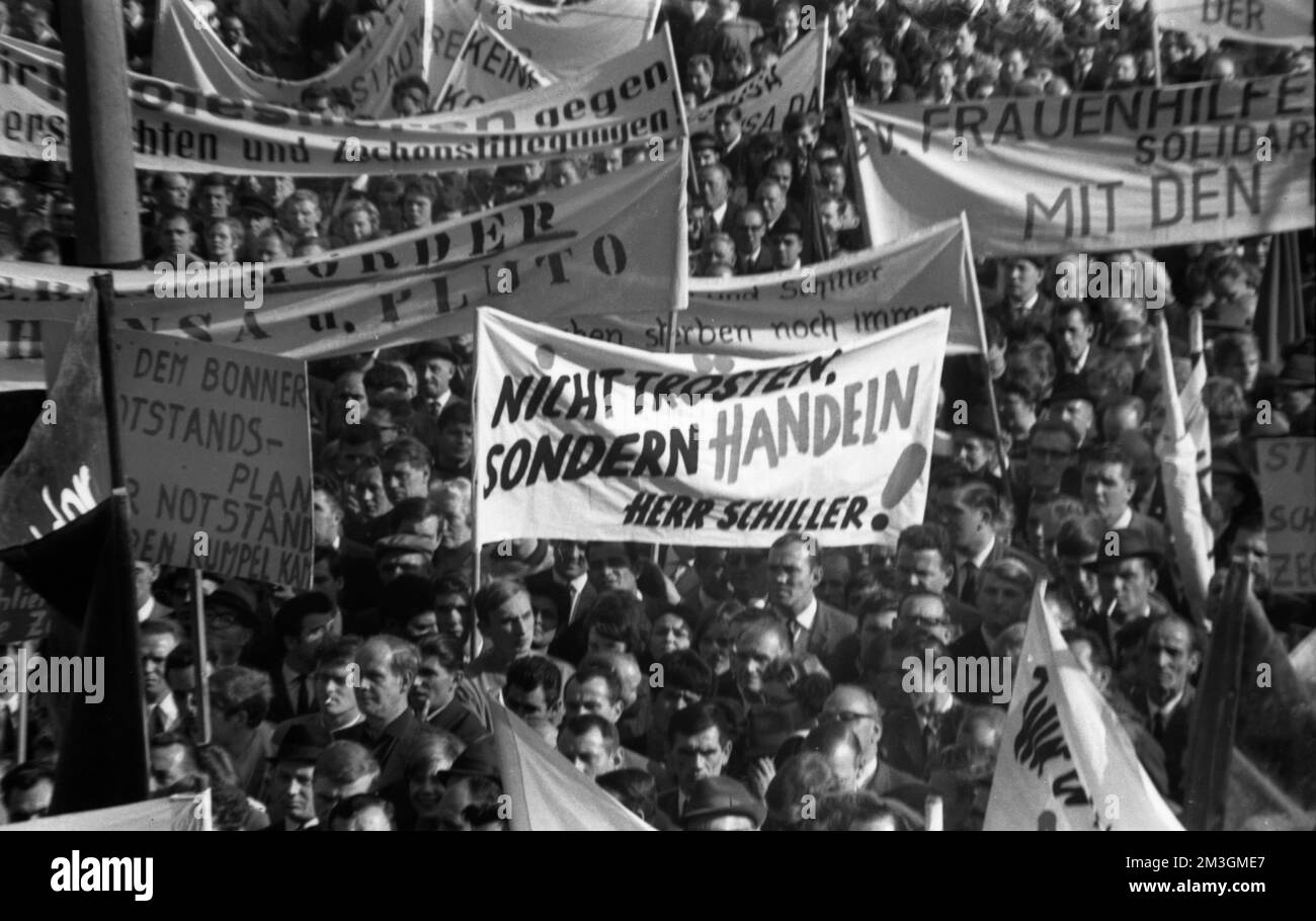 Das Ruhrgebiet wurde von einer Welle der Empörung heimgesucht, als die Hansa-Mine geschlossen wurde, hier bei den Demonstrationen am 21. Oktober 1967 in Dortmund-Huckarde. Transparent: Stockfoto