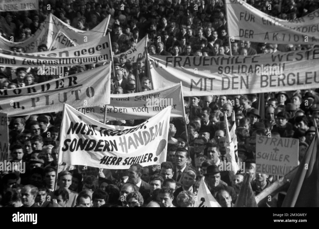 Das Ruhrgebiet wurde von einer Welle der Empörung heimgesucht, als die Hansa-Mine geschlossen wurde, hier bei den Demonstrationen am 21. Oktober 1967 in Dortmund-Huckarde. Transparent: Stockfoto