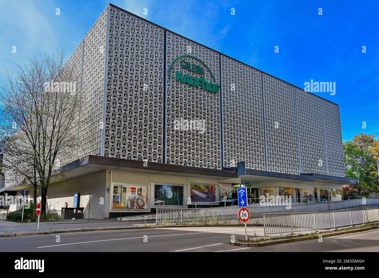 Wabenfassade mit sog. Horten Fliesen, entworfen von Helmut Rhode 1961, heute Galeria Kaufhof, Kempten, Allgaeu, Bayern, Deutschland Stockfoto