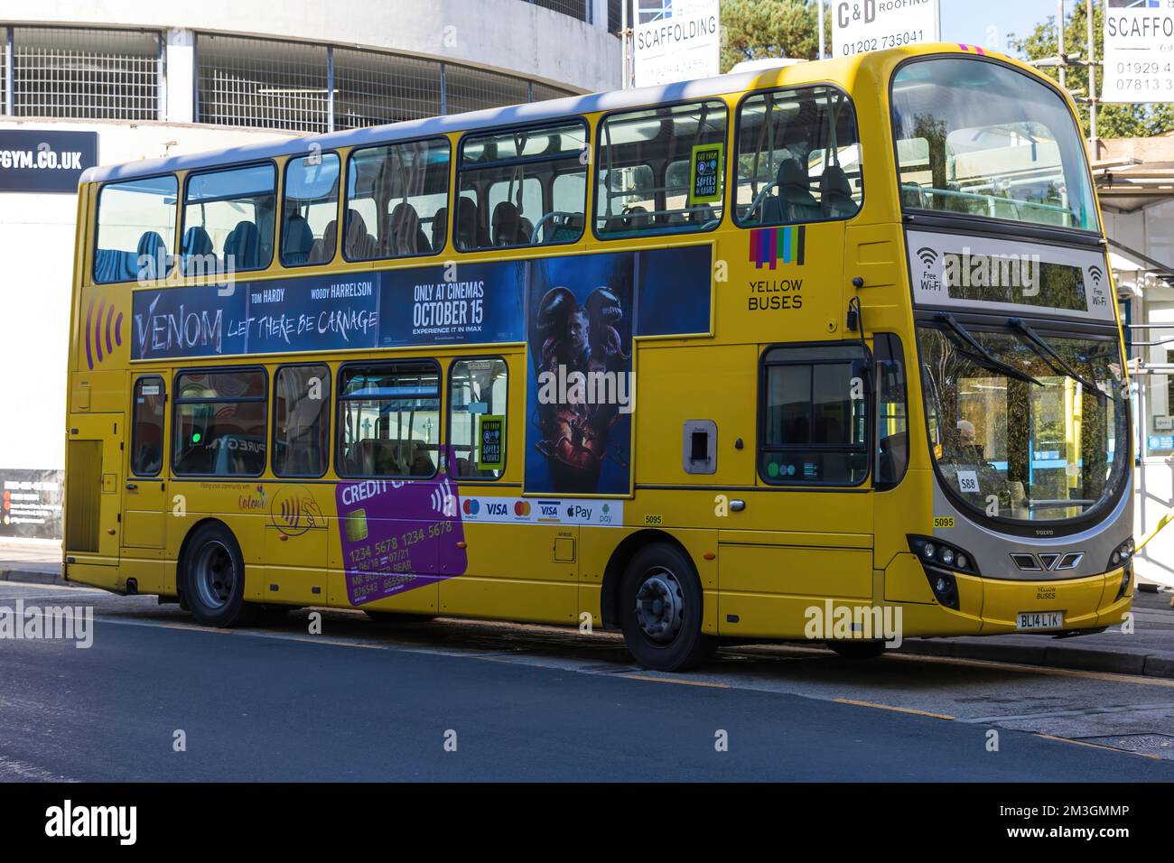A 2014 Volvo B Serie B9TL, Doppeldecker von der Yellow Busses Company, Reg.-Nr.: BL14 LTK, parkt vor dem Busbahnhof in Bournemouth UK 29-09-2021 Stockfoto