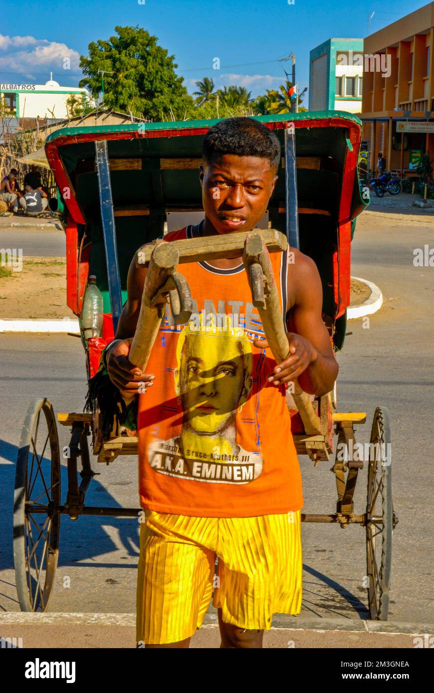 Ein Mann läuft mit seiner wandelnden Rikscha Toliara, Madagaskar Stockfoto