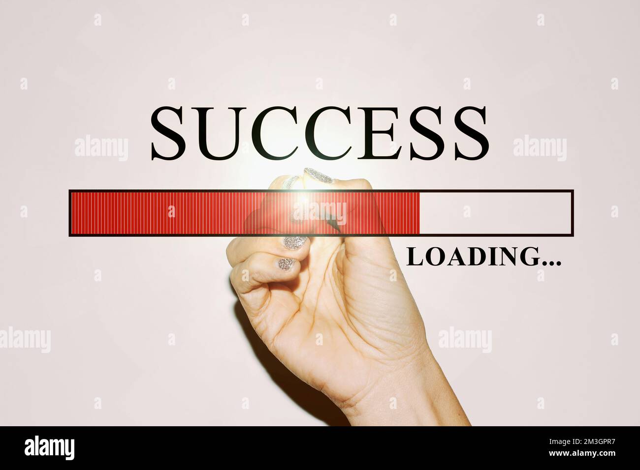 Hand einer Geschäftsfrau mit glitzernden Nägeln, die die Ladeleiste mit dem Text „Success“ zeigt Stockfoto