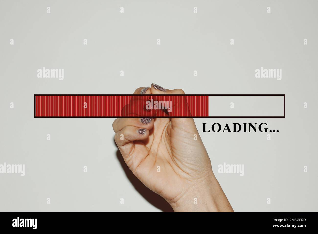 Frauenhand mit glitzernden Nägeln, die die Ladeleiste zeigt Stockfoto