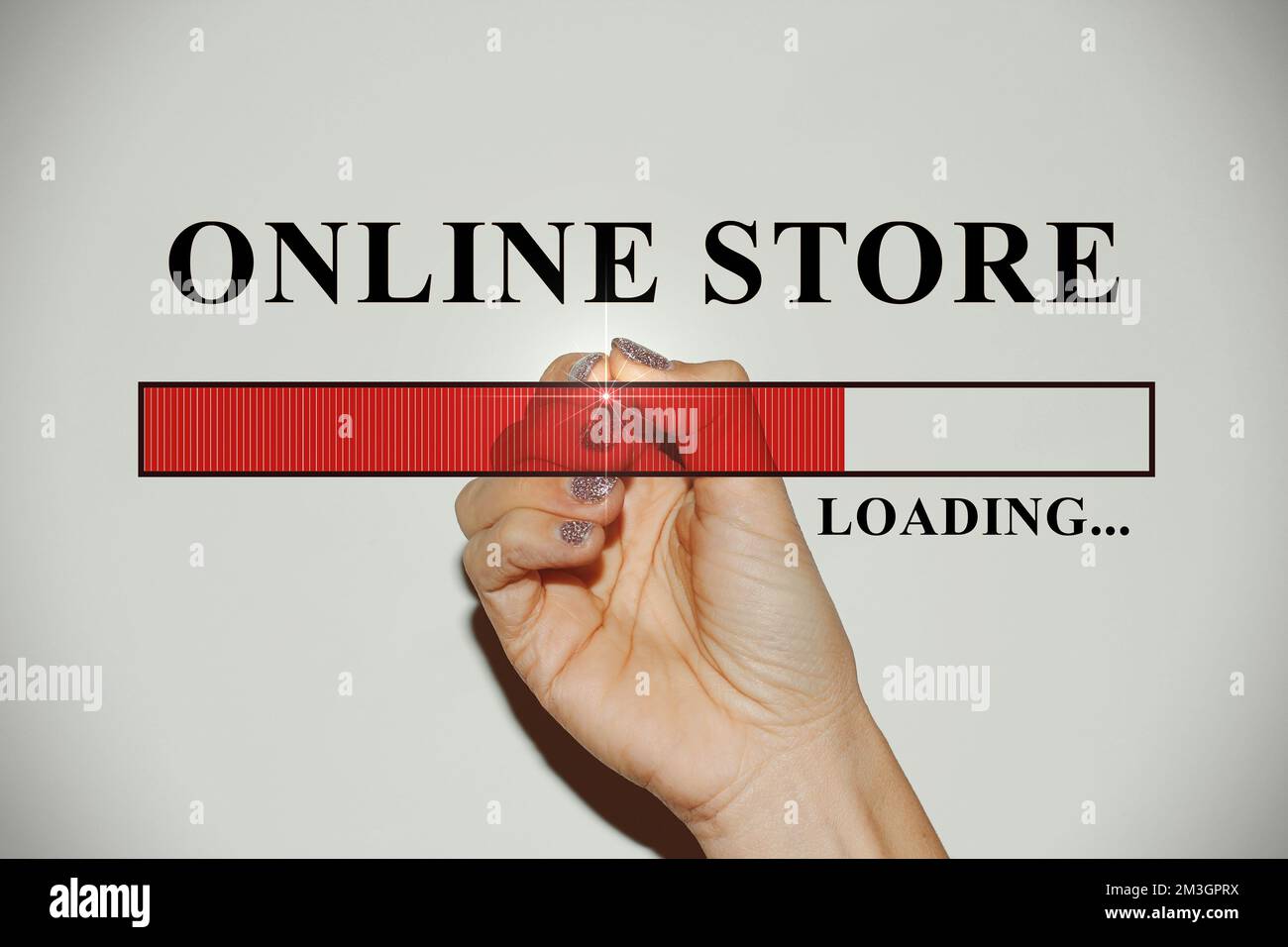Hand einer Geschäftsfrau mit glitzernden Nägeln, die die Ladeleiste mit dem Text „Online-Shop“ zeigt Stockfoto