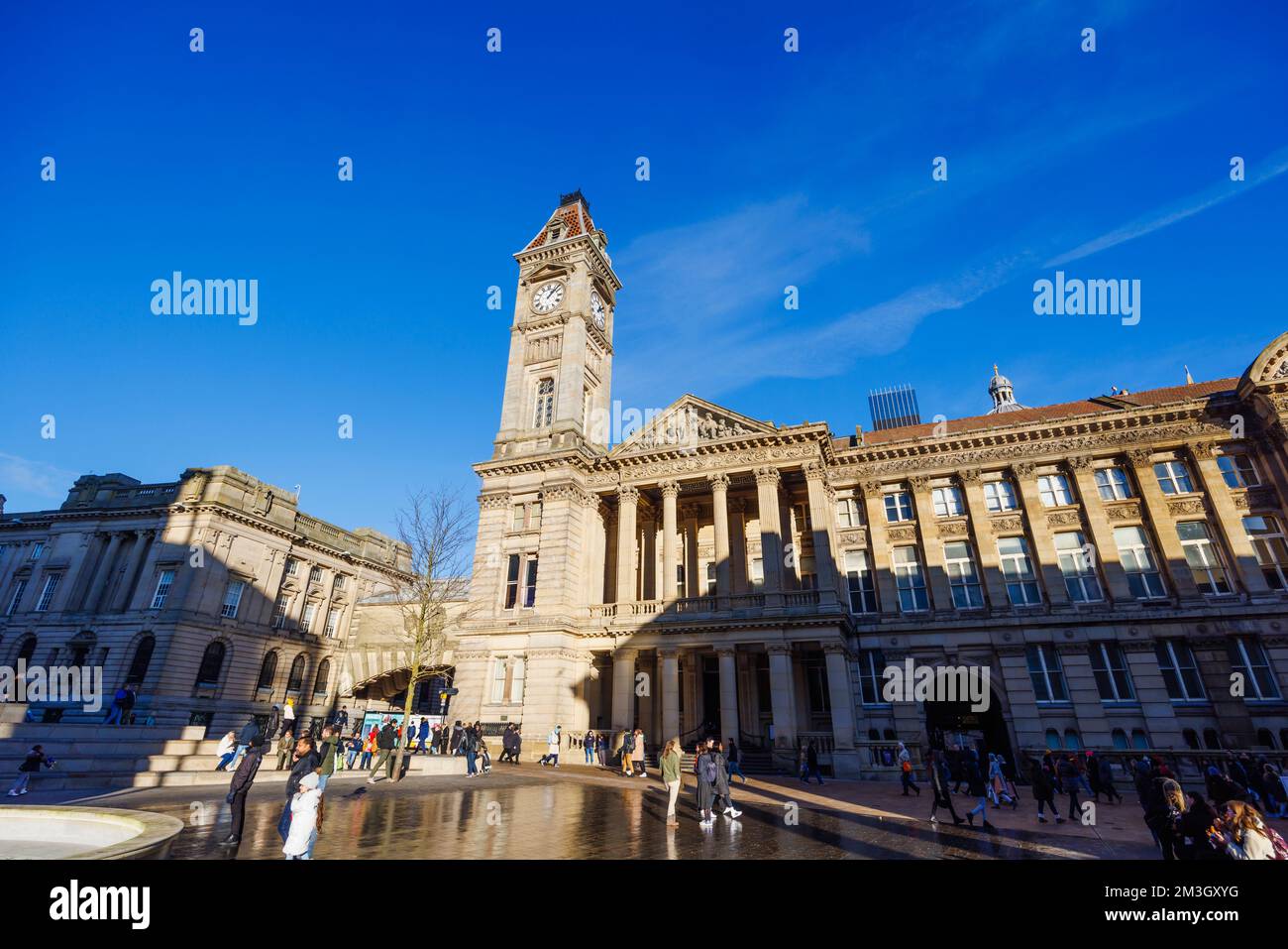 Das Birmingham Museum & Art Gallery und der Uhrenturm Big Brum vom Chamberlain Square in Birmingham, West Midlands, England, im Winter Stockfoto