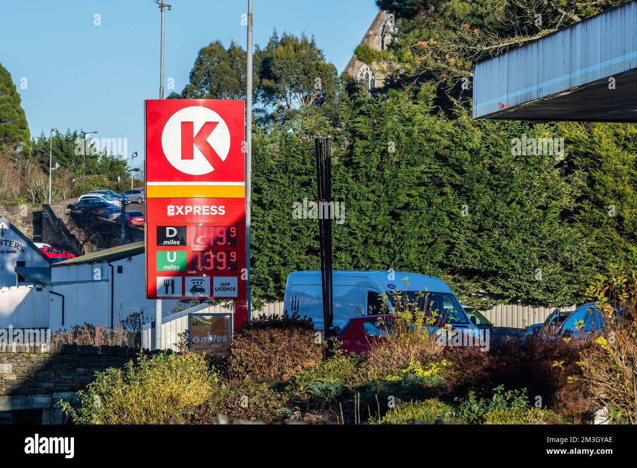 Bandon, West Cork, Irland. 15.. Dezember 2022. Der Kraftstoffhändler Circle K hat seinen Kraftstoff heute um 20c US-Dollar pro Liter reduziert. Der Treibstoff wurde zwischen 1pm und 4pm an 350 Tankstellen in Irland als Dankeschön des Unternehmens reduziert. Am Circle K Bandon gab es lange Schlangen, da die Autofahrer vor 4pm Uhr morgens auftanken wollten. Kredit: AG News/Alamy Live News Stockfoto