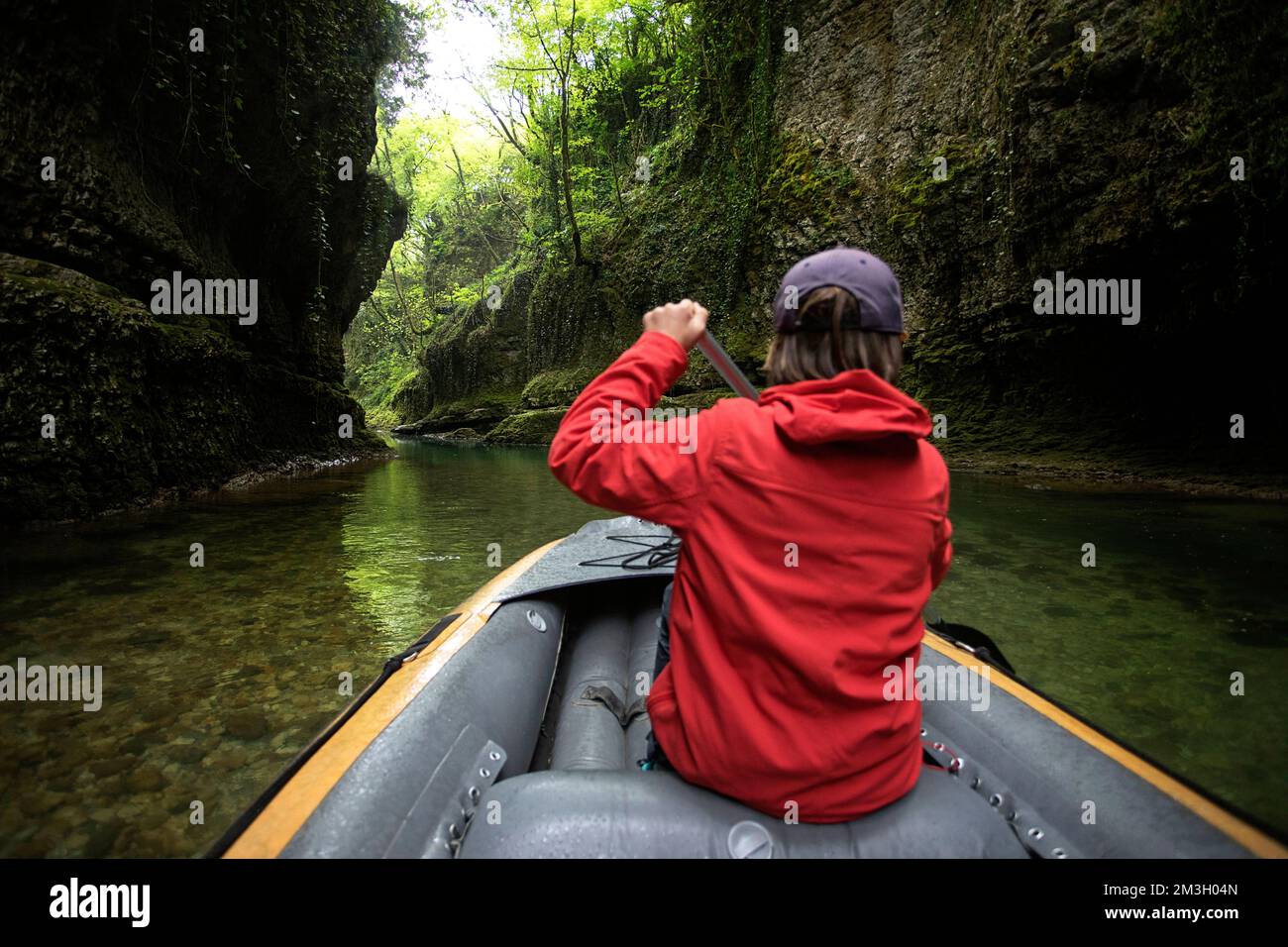 Tourist auf einem Boot, der den wunderschönen Martvili Canyon auf dem Fluss Abasha in der Nähe von Kutaisi in Georgia erkundet Stockfoto