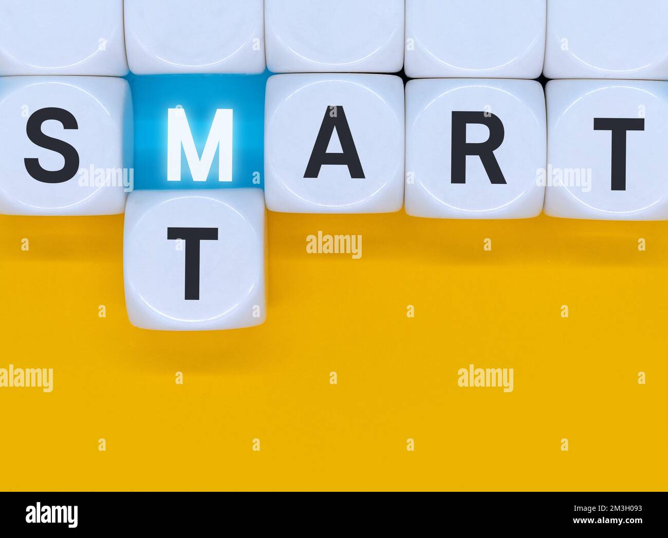 Smart Start Würfel bilden Wörter Smart - Start. Umfassendes Konzept von der Geschäftsstrategie bis zur Unternehmensgründung Stockfoto