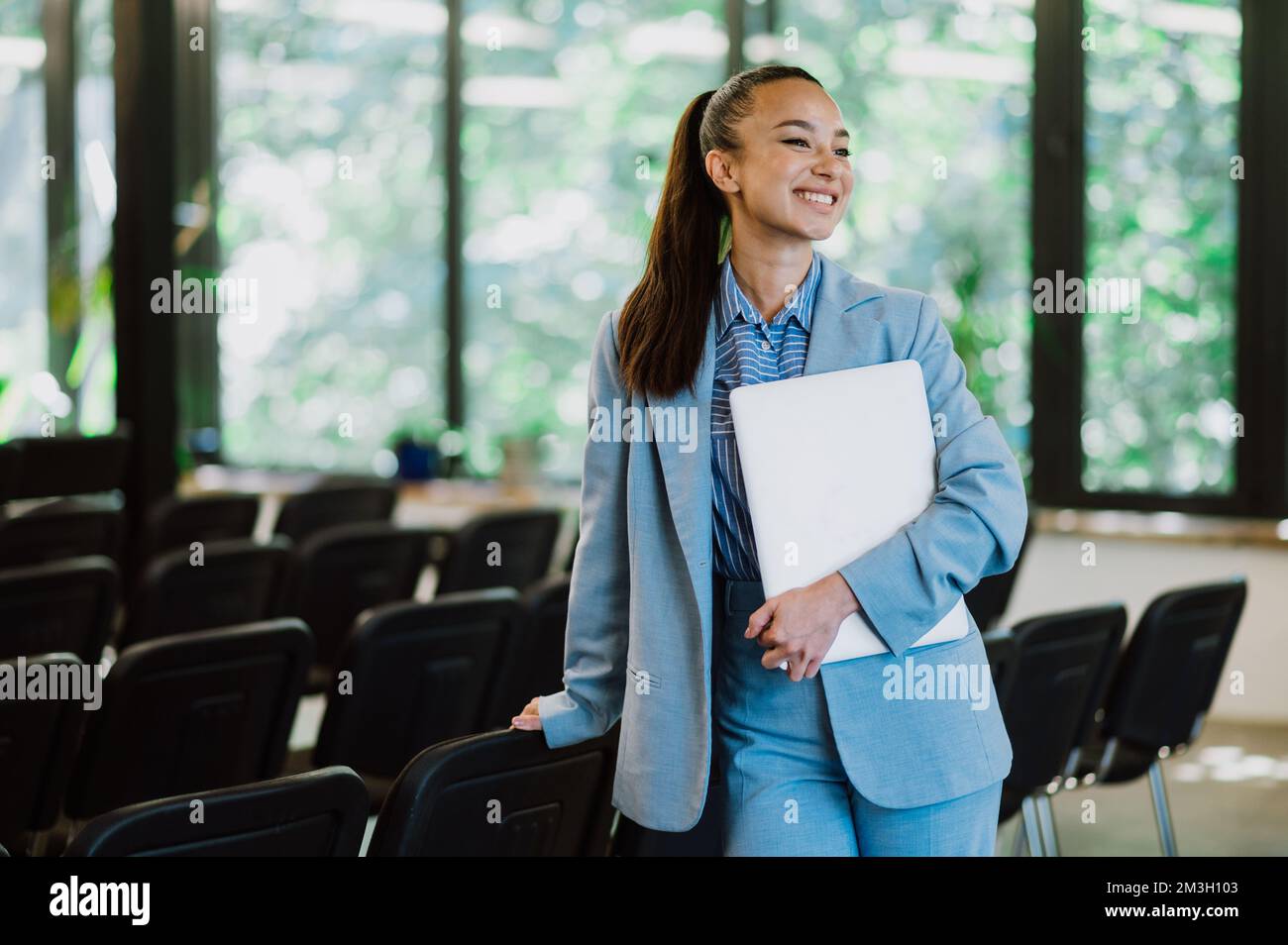 Filmbild einer Konferenz. Geschäftsleute, die in einem Raum sitzen und dem Motivator Coach zuhören. Darstellung eines selbst-Wachstums und Impro Stockfoto