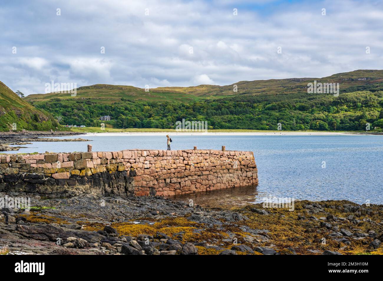 Old Stone Pier in Calgary Bay auf der Isle of Mull, Schottland, Großbritannien Stockfoto