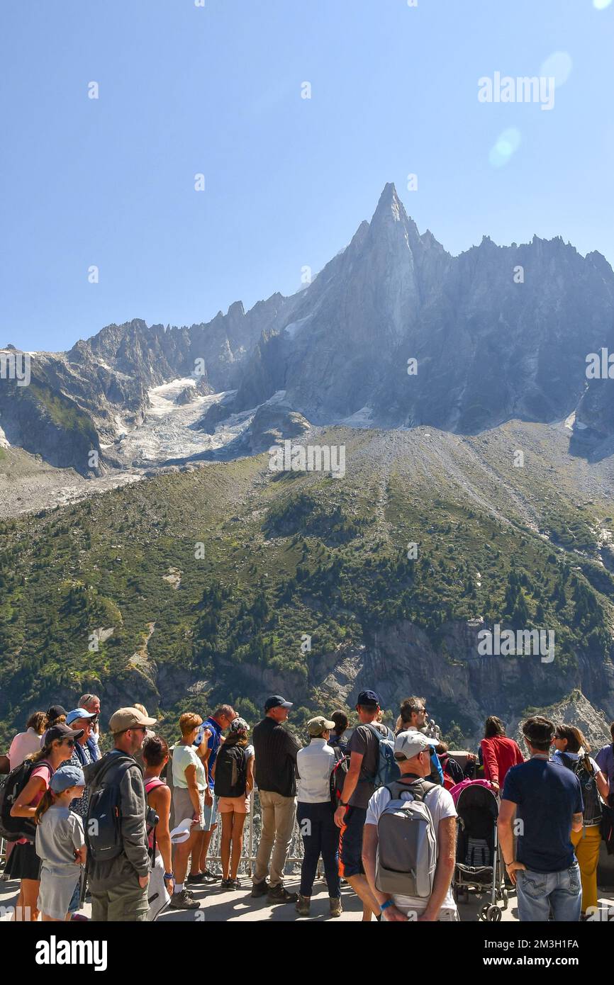 Wanderer am Bahnhof Montenvers vor dem Berg Aiguille du Dru (3.754 m) im Sommer, Chamonix, Rhone Alpes, Haute Savoie, Frankreich Stockfoto