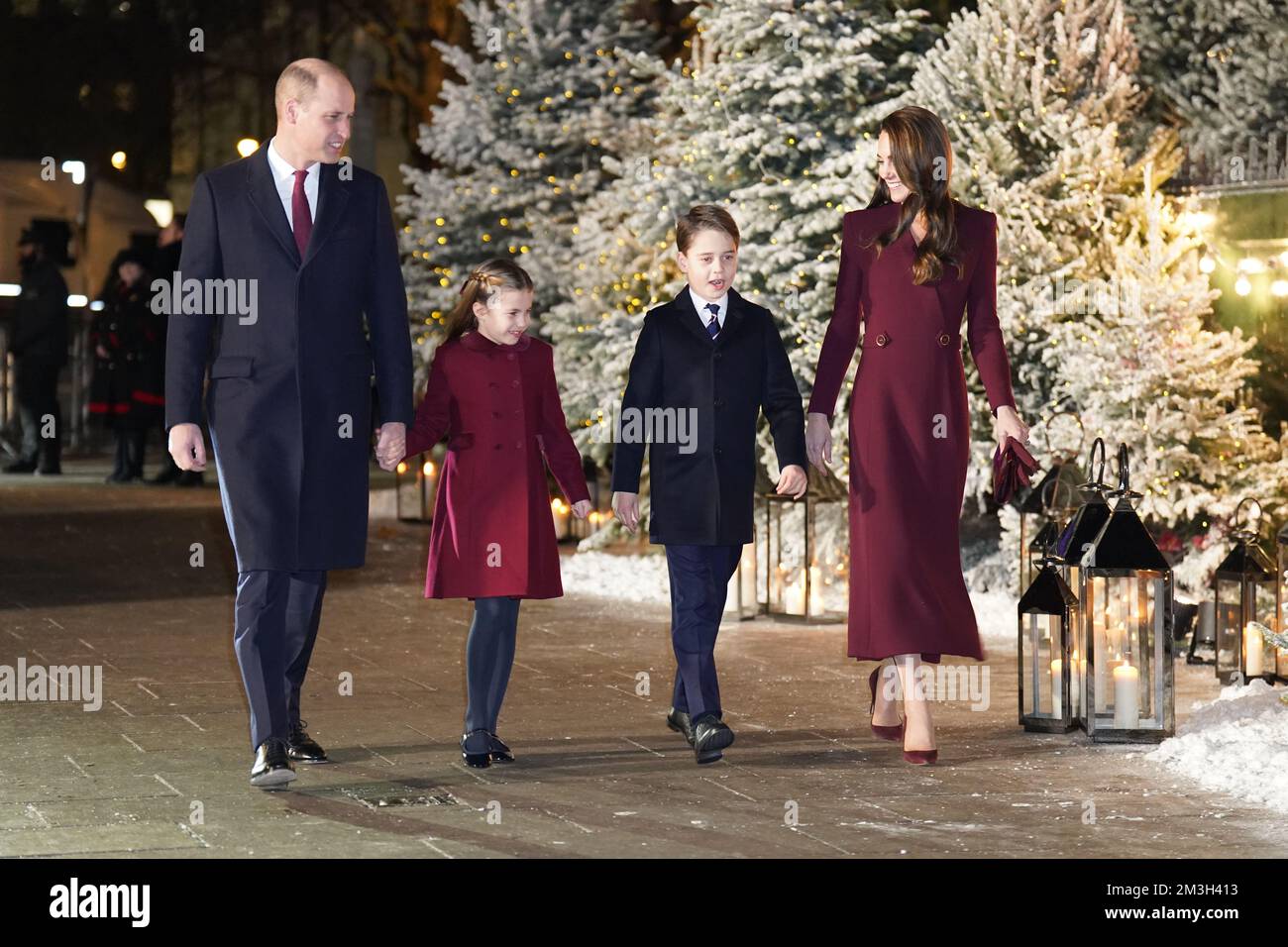Der Prinz und die Prinzessin von Wales kommen mit ihren Kindern Prinzessin Charlotte und Prinz George zum Carol Service „gemeinsam zu Weihnachten“ in Westminster Abbey in London an. Foto: Donnerstag, 15. Dezember 2022. Stockfoto