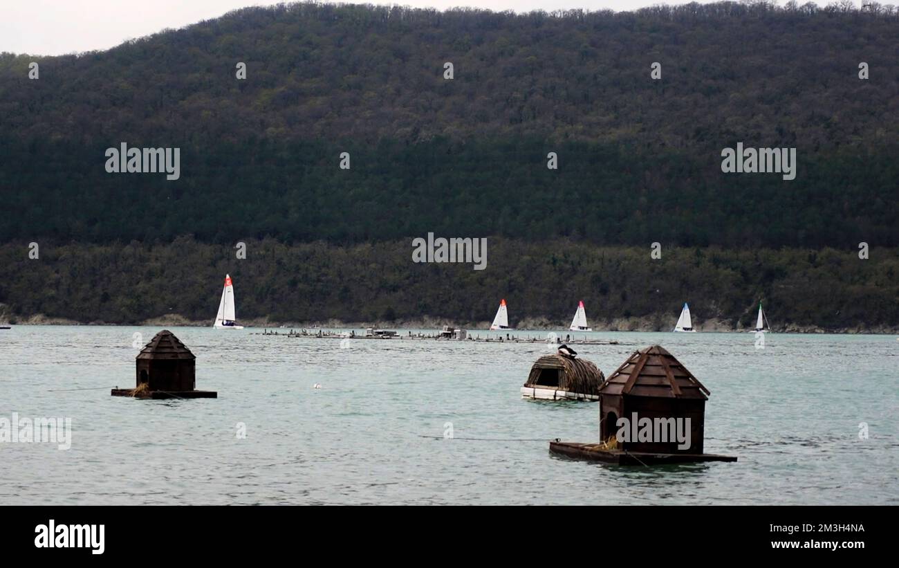 Schwimmendes entenhaus auf dem teich Fotos und Bildmaterial in hoher