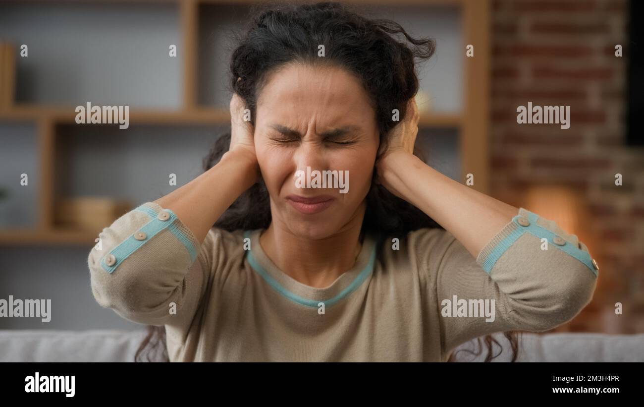 Porträt Hispanic kaukasische Frau irritiert verstörtes Mädchen zu Hause sitzt bedeckt Ohren mit Händen ignoriert weigert sich zu hören Hören schützt vor Lärm Stockfoto