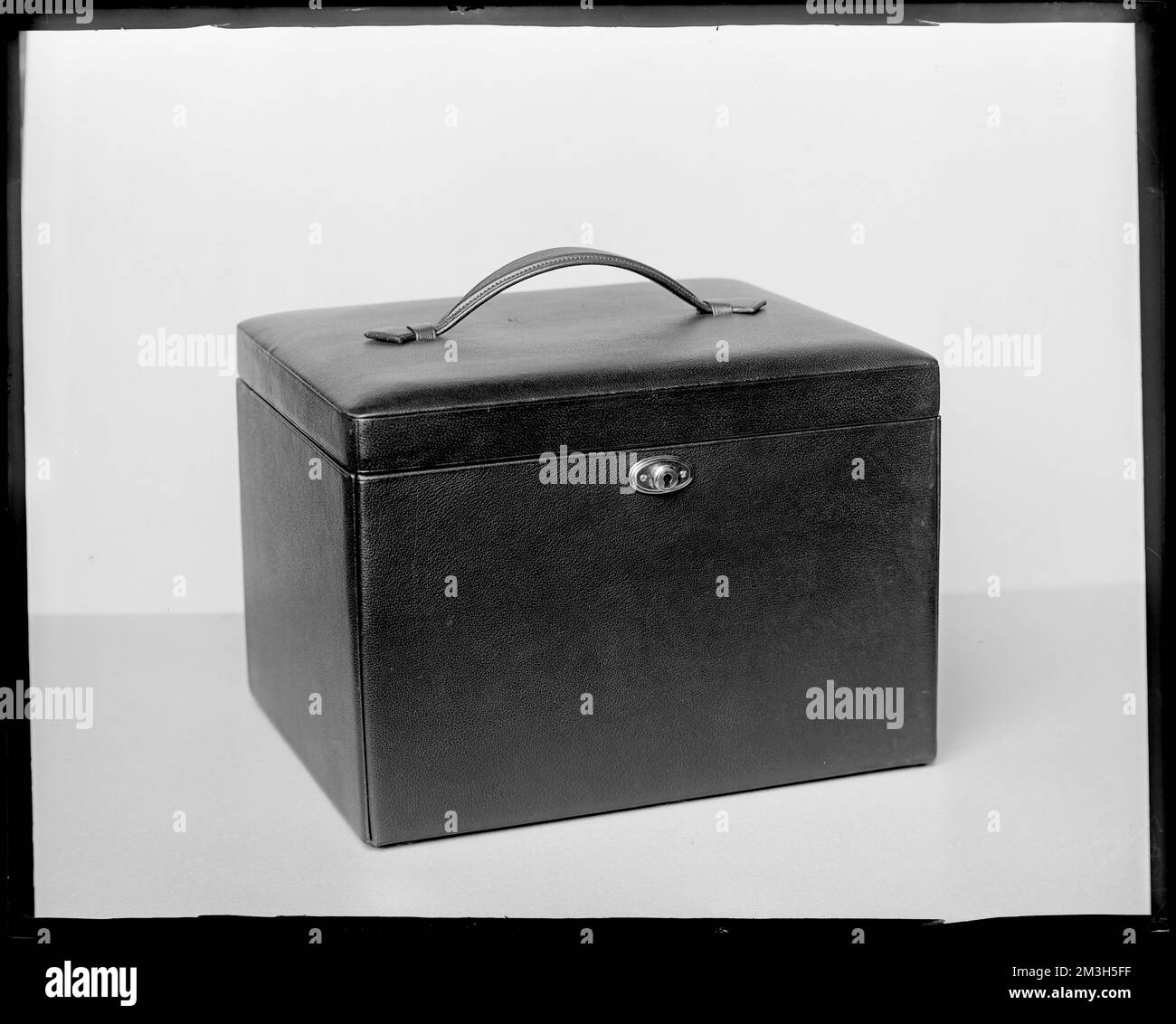 Verschiedenes, roter Kasten mit Fotos, Kisten. Frank Cousins Glass Plate Negatives Collection Stockfoto