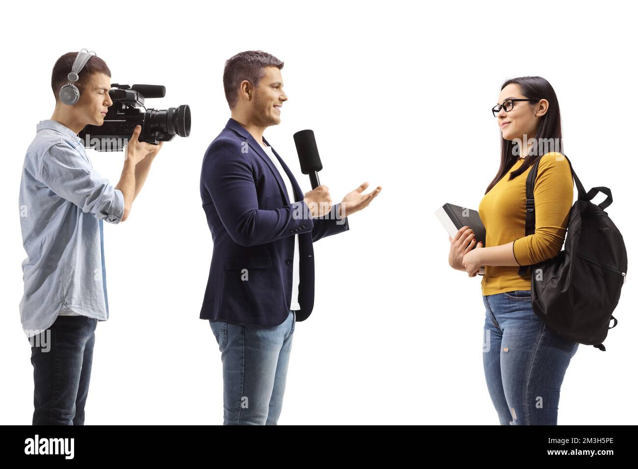 Männlicher Reporter interviewt eine Studentin und Kameramann Aufnahme isoliert auf weißem Hintergrund Stockfoto