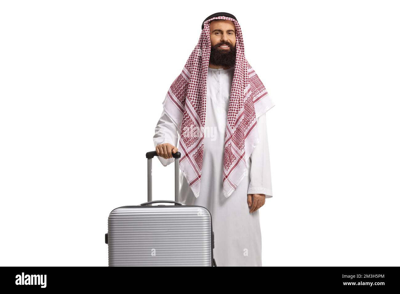 Saudi-arabischer Mann in einem Turm, der mit einem Koffer auf weißem Hintergrund posiert Stockfoto