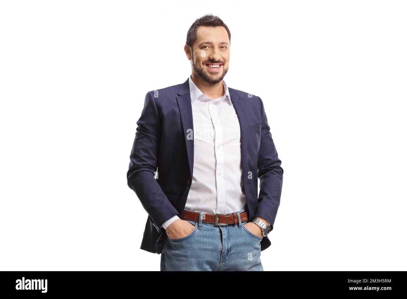 Junger Mann in Jeans und Anzug, Posen mit Händen in Taschen und lächelnd isoliert auf weißem Hintergrund Stockfoto