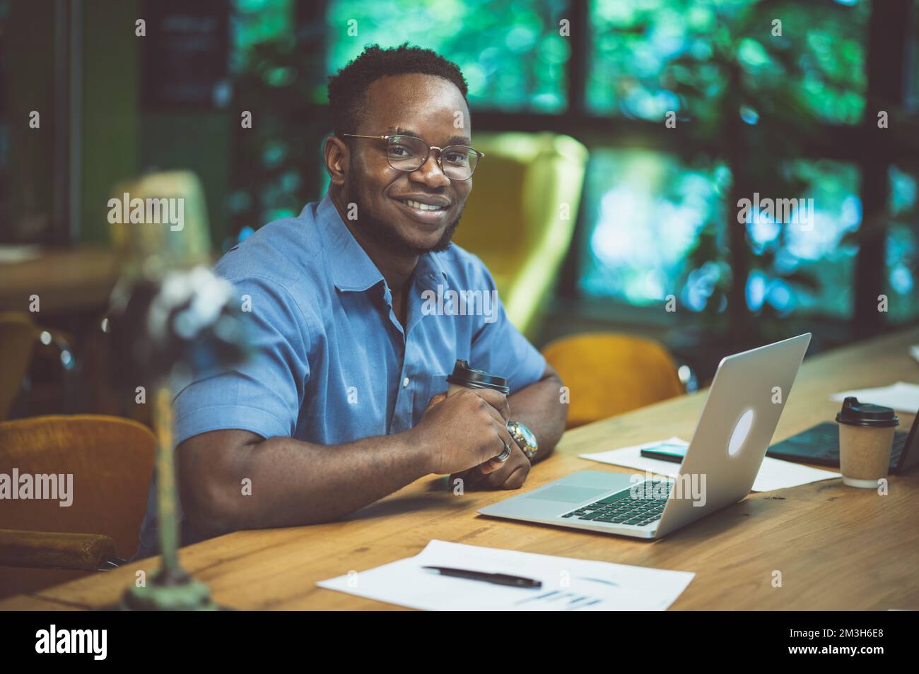 Filmbild von Menschen, die in einem Start-up-Unternehmen arbeiten. Multiethnisches Expertenteam, das bei der Entwicklung der neuen Projekte zusammenarbeitet Stockfoto