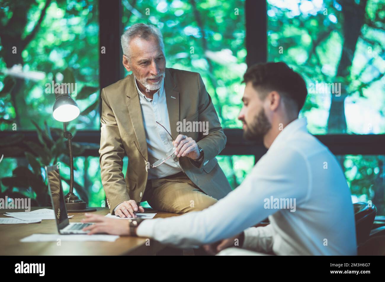 Filmbild von Menschen, die in einem Start-up-Unternehmen arbeiten. Multiethnisches Expertenteam, das bei der Entwicklung der neuen Projekte zusammenarbeitet Stockfoto