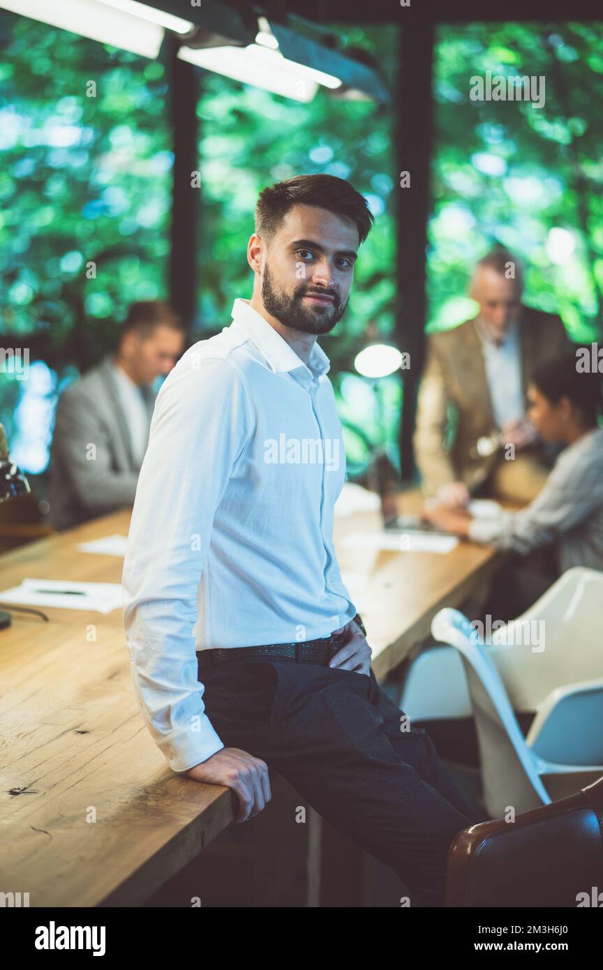 Filmbild von Menschen, die in einem Start-up-Unternehmen arbeiten. Multiethnisches Expertenteam, das bei der Entwicklung der neuen Projekte zusammenarbeitet Stockfoto