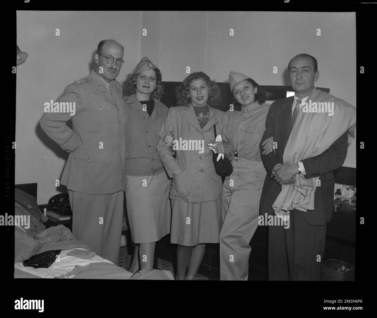 Gemischte Geschlechtergruppe im Schlafzimmer, einige in Uniform, Krieg, Soldaten, Weltkrieg, 1939-1945, Weltkrieg, 1939-1945, Teilnahme, weiblich, weibliche Soldaten. Samuel Chamberlain Fotosammlung Negatives Stockfoto